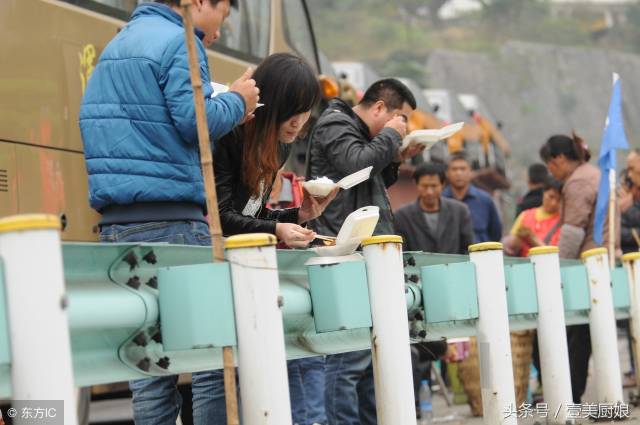 高速路堵车时 有村民做饭送到路边 花几十元吃饱喝足开车上路