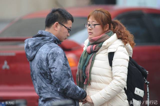"说再见,不要眼泪".青岛火车站送别表情.(图片来自东方ic)