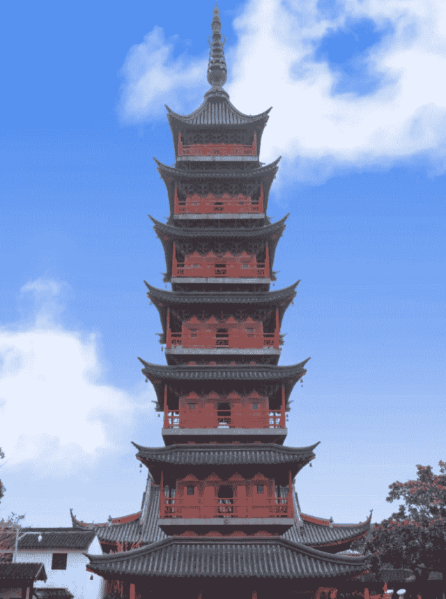 秦峰塔是千灯古镇的地标,就在延福禅寺内,自古以来 有"美人塔"之誉,有