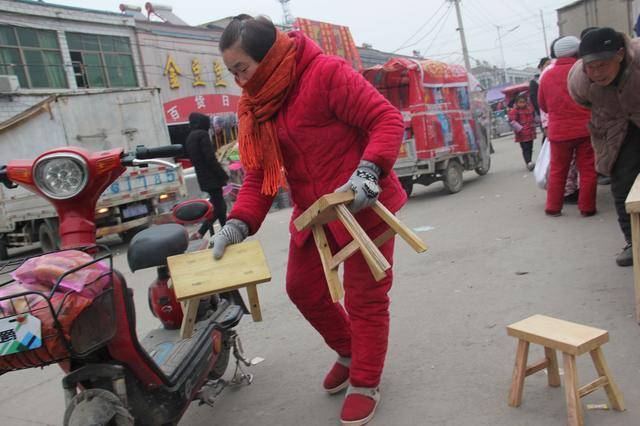 图为一位农村大姐在购买小板凳.