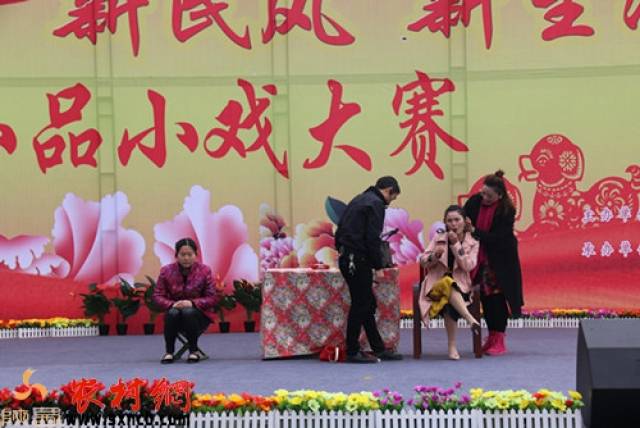 《有钱没钱都是妈》在石泉法治小戏小品节目中