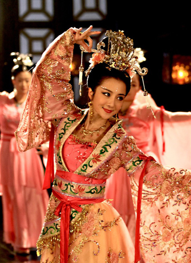 李依晓和杨洋搭档出演了《新洛神》,她在里面饰演三国第一美人甄宓