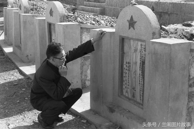 刘斌来到烈士陵园刘明烈士墓前,看望1984年7月在战场上牺牲的小儿子.