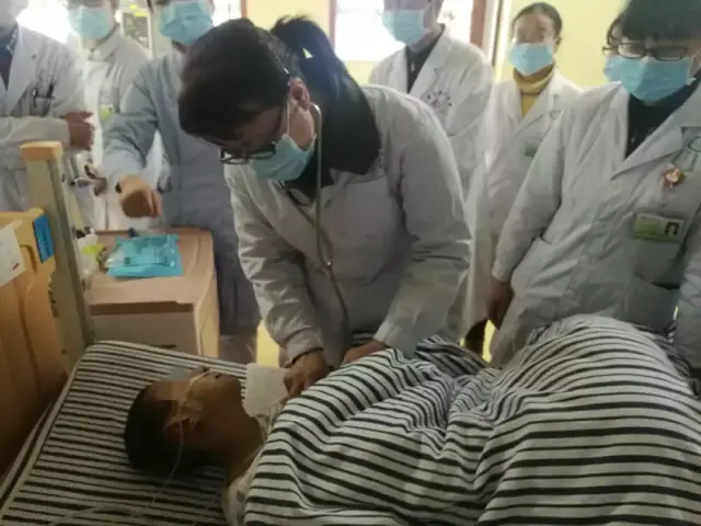 (余教授在对患儿进行详细的体格检查)