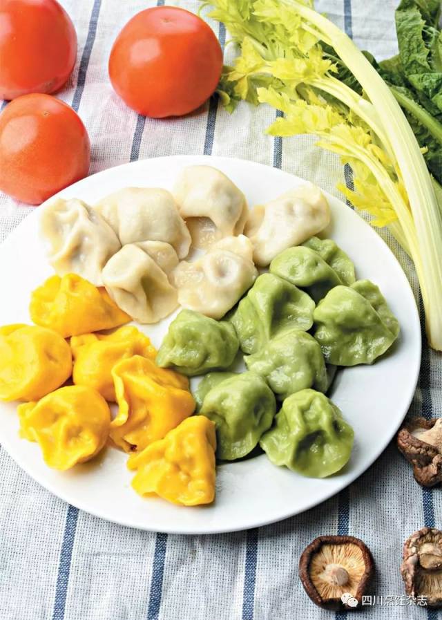 在这春节大假期间,王思寿师傅就来教大家做彩色素水饺,一是解解过年