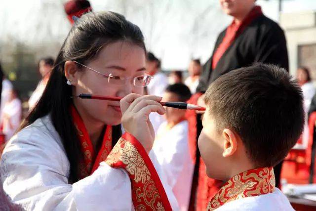 "朱砂开智"又称"开天眼",以此寄托美好的愿望,从此眼明心亮, 好读书