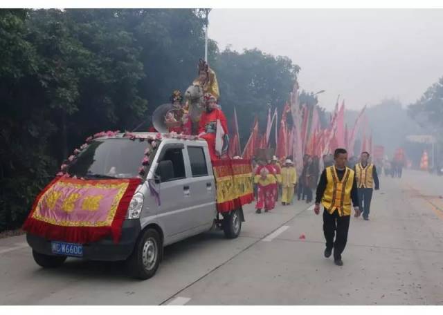 巡境进香,或称圣驾巡游,迎佛,抬佛,抬神像,神像出巡等等,在码头咱厝