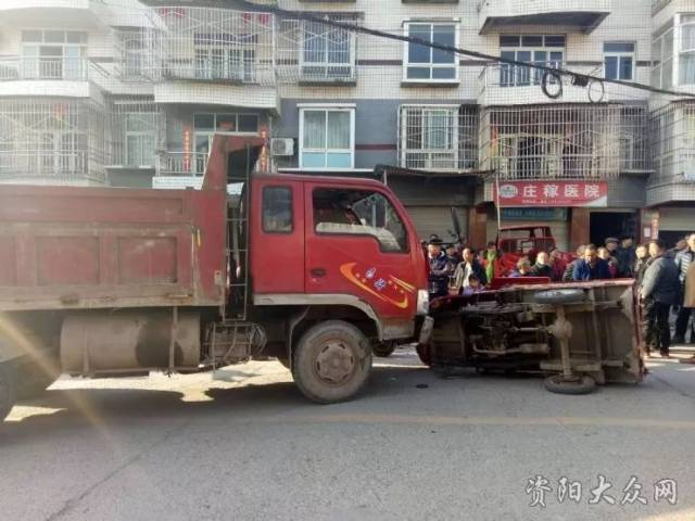 岳源乡街上发生一起车祸事故,一辆三轮车与大货车相撞