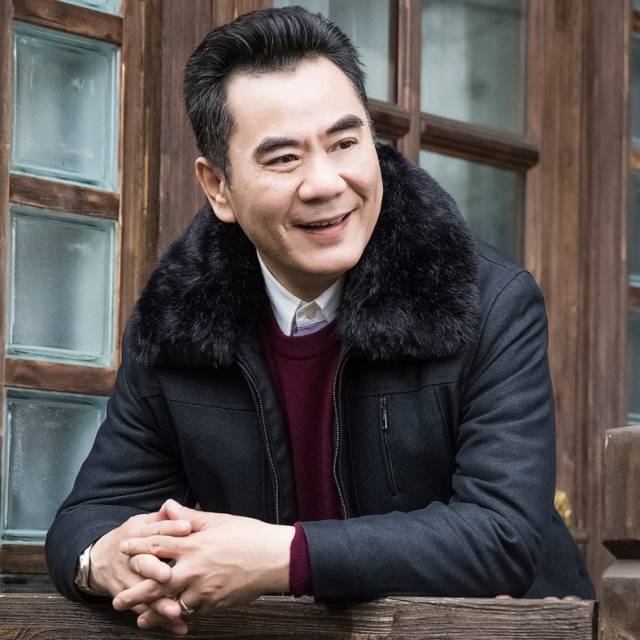 48岁男人新年穿什么才体面?穿流行的中老年男装,特显年轻帅气