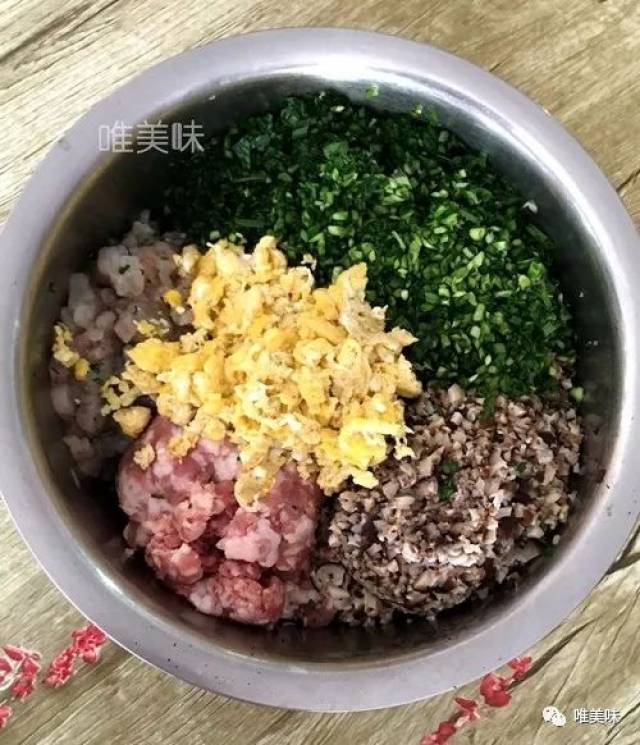 (饺子馅儿比较丰富:鸡蛋香菇猪肉虾仁和韭菜,是五鲜)