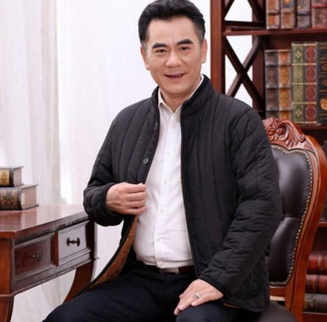 48岁男人新年穿什么才体面?穿流行的中老年男装,特显年轻帅气