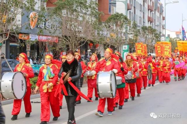 龙腾狮舞,锣鼓齐鸣!新城镇民俗踩街活动精彩纷呈!