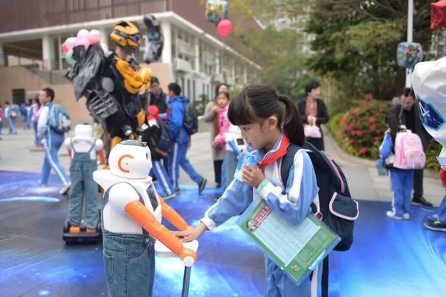 开学利是、时空隧道、家乡美食汇......这些开学礼让孩子们的“假