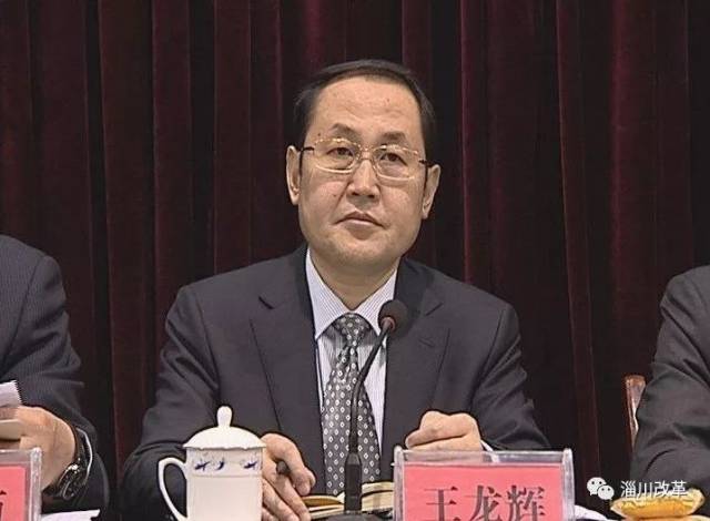 王龙辉宣读了《关于表彰2017年度经济社会发展综合考核获奖单位先进