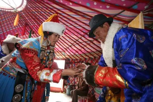 客来敬茶——一种蒙古族的高尚礼仪