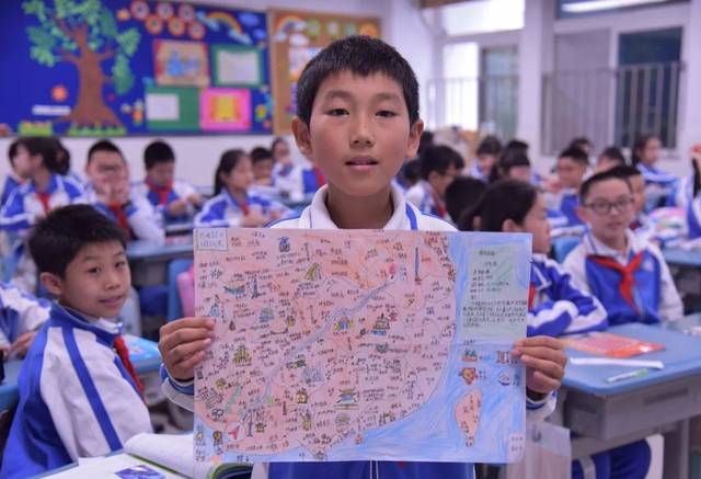 开学利是、时空隧道、家乡美食汇......这些开学礼让孩子们的“假