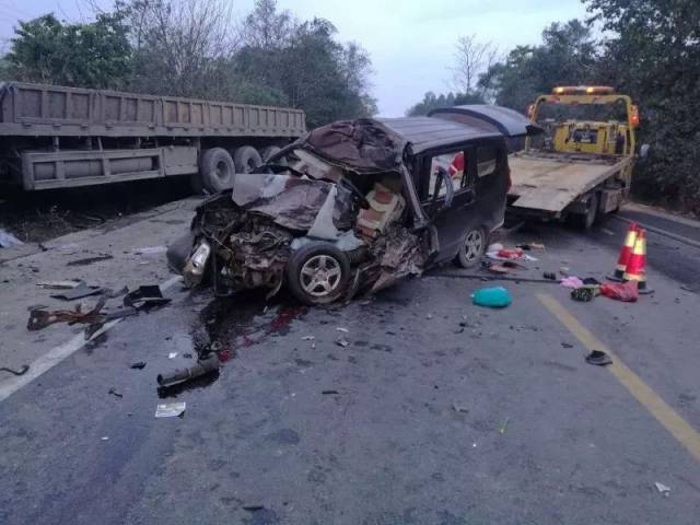 今天凌晨,柳州发生一起严重车祸,车头全毁现场一片狼藉.