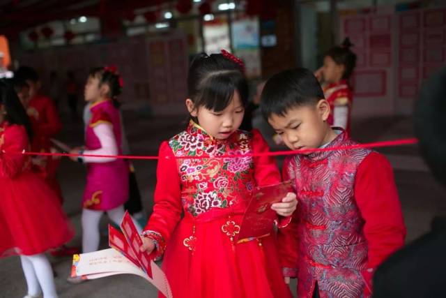 开学利是、时空隧道、家乡美食汇......这些开学礼让孩子们的“假