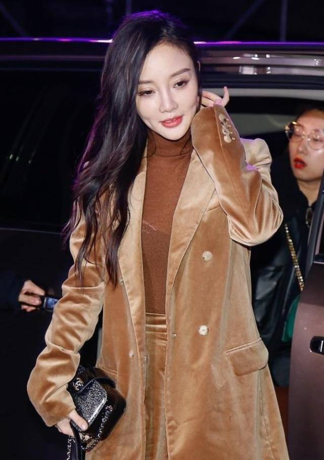 "璐宿事件"后李小璐现身秀凸凹造型,应该像贾乃亮一样