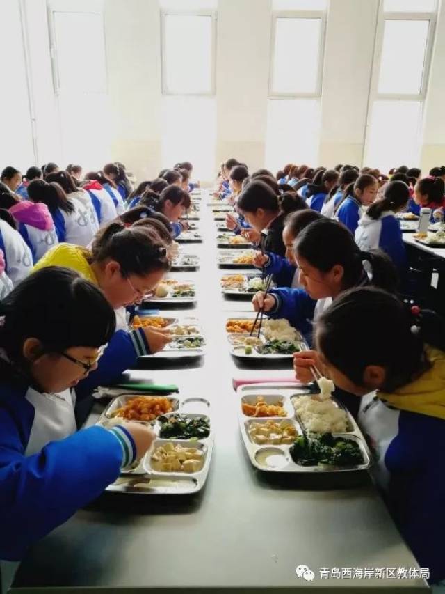 开学第一天 泊里小学的孩子们坐在宽敞明亮的标准化食堂,享用营养