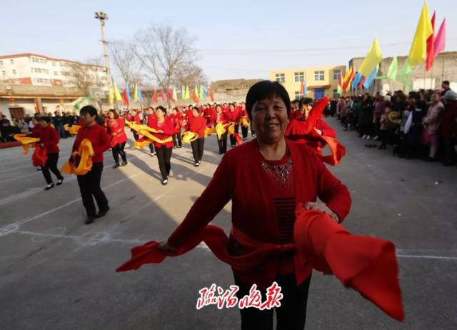 尧都区土门镇土门村的老年歌舞队,锣鼓队,秧歌队,少年武术习练者和