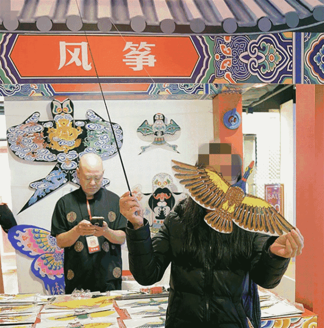 大人都玩得咁开心,小朋友就更加唔洗讲,以后放风筝唔洗专门去室外啦!