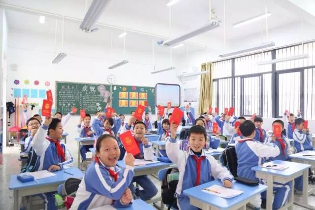 开学利是、时空隧道、家乡美食汇......这些开学礼让孩子们的“假