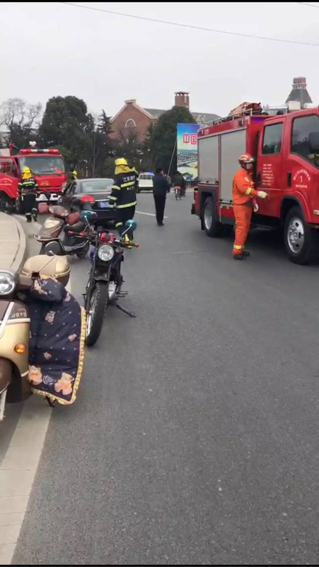 镇江扬中大全路转盘处发生一起车祸,速度过快翻车致副驾驶一人死亡!