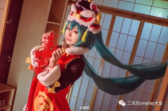 可爱元气舞狮初音未来cos,miku在这里祝大家新年快乐啦