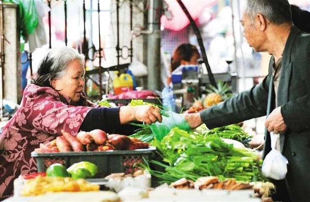 看点│比刘亦菲漂亮的96年妹子竟跑去卖鱼:这些你看不起的生意,分分钟