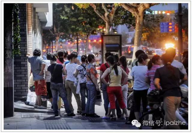 从买菜到领红包,细说排队40余年