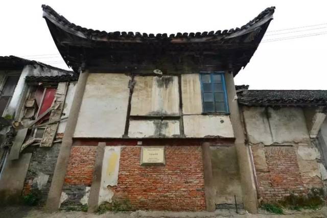 六灶城隍庙位于原六灶镇西市,南临六灶港,建造于清康熙初年.