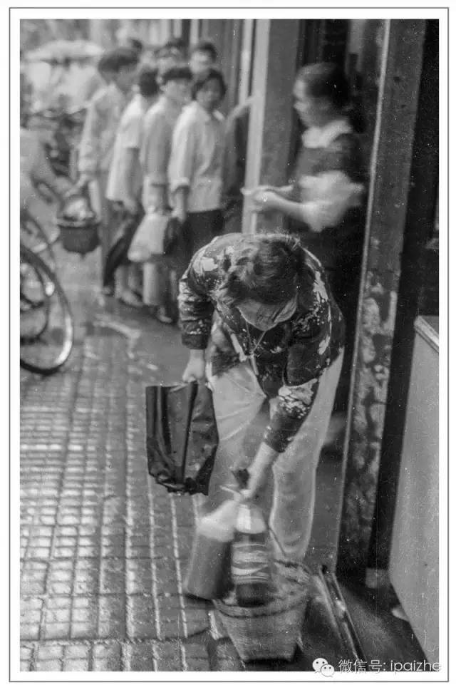 从买菜到领红包,细说排队40余年