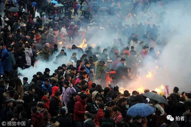 从买菜到领红包,细说排队40余年