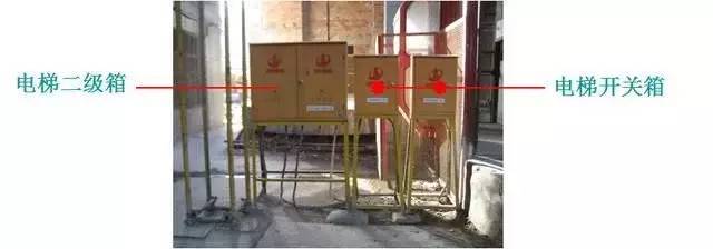 施工电梯处临时用电典型错误做法照片,及正确安装做法