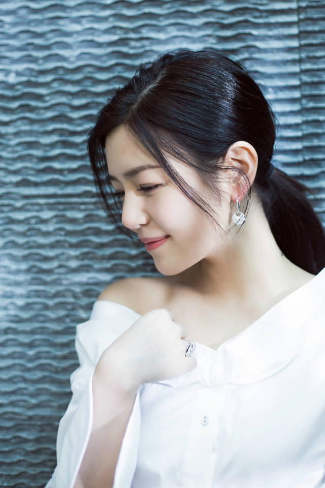 陈妍希白衣短裙清新而来 锁骨美腿超吸睛