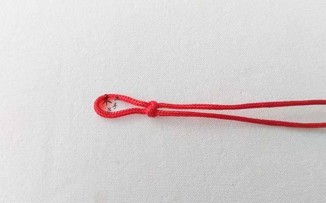 这款红绳手链做法非常的简单,学会蛇结,纽扣结跟平结即可,不会这三种