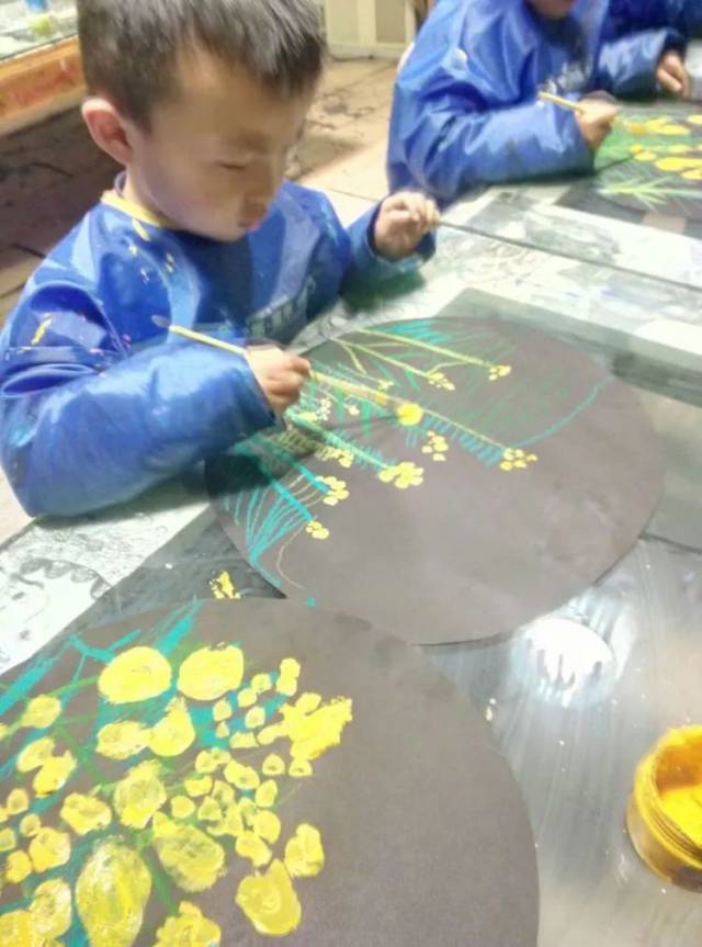 作品名称《油菜花》 本幅作品主要以水粉为主,用黑色的卡纸,更能衬托