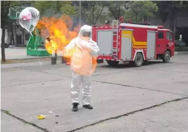 女商贩自制氢气爆炸毁容!家长注意,这种气球不要再给孩子买了!