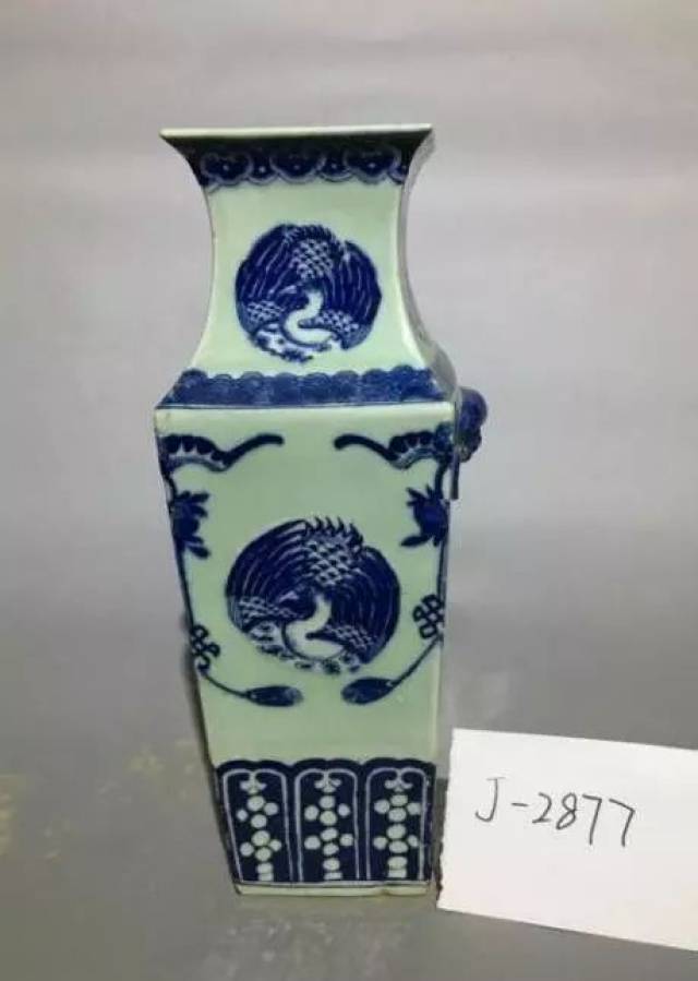 清代早期 青花山水香炉 清代晚期 粉彩博古瓶 粉彩瓷:是在康熙五彩瓷