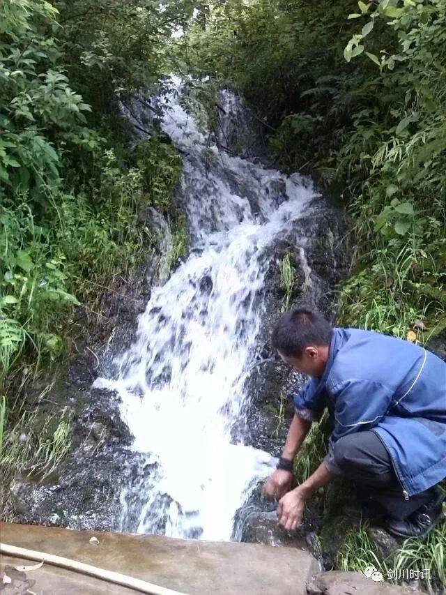 大雨倾盆,"象图供电所党员突击队"队员不间断地跋山涉水,星夜兼程奔走