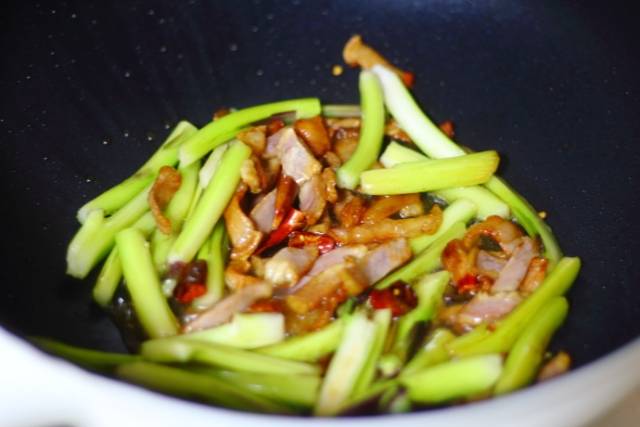 红菜苔炒腊肉,家乡风味的特色菜,这个季节必吃,错过就