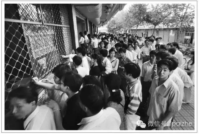 从买菜到领红包,细说排队40余年