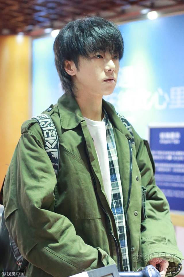 华晨宇一身工装帅气有型 长刘海遮面变安静美