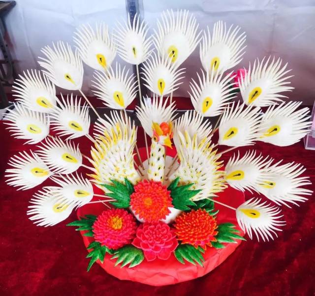 4米的花馍小品全部为面团和制,骆驼毛纤毫毕现,人物眼神生动,再现了
