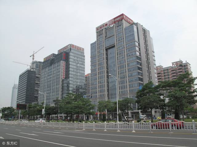 第3位是东城街道,属于第二梯队(gdp为400-500亿元,图为东城广场雕塑.
