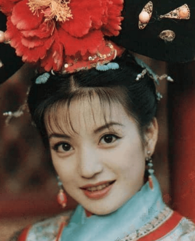 顾盼生姿,在娱乐圈再也找不到一个女明星比赵薇眼睛更大了,即使不跟