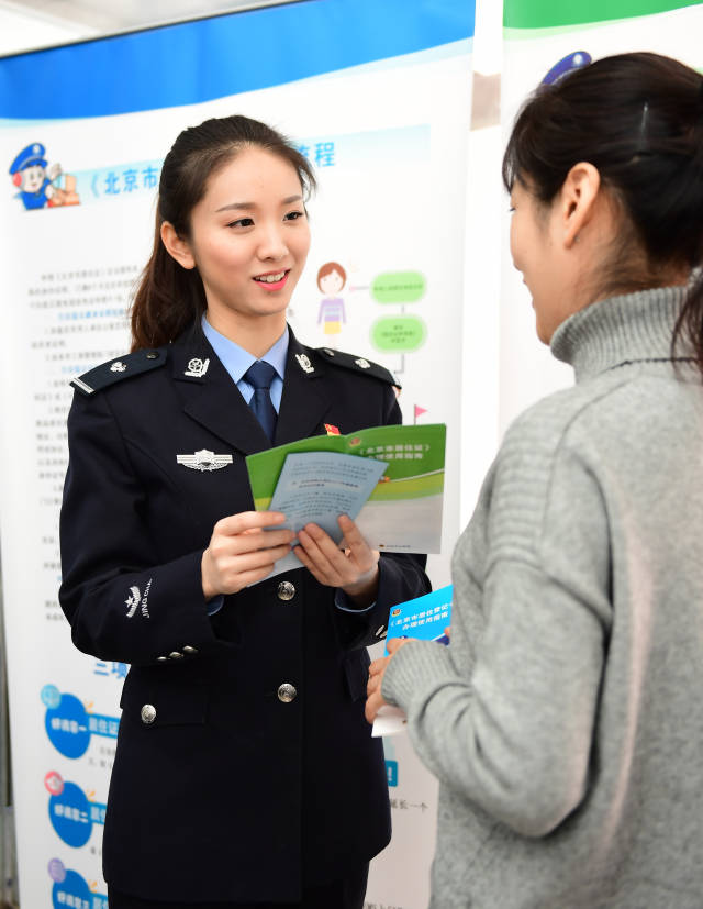 安贞里派出所女警朱紫一向群众宣讲居住证政策