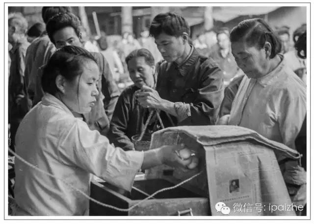 从买菜到领红包,细说排队40余年