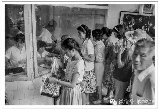 从买菜到领红包,细说排队40余年